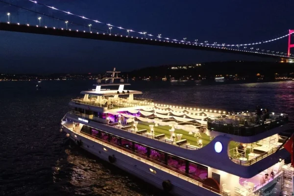 İstanbul Teknede Yılbaşı Partisi 2025