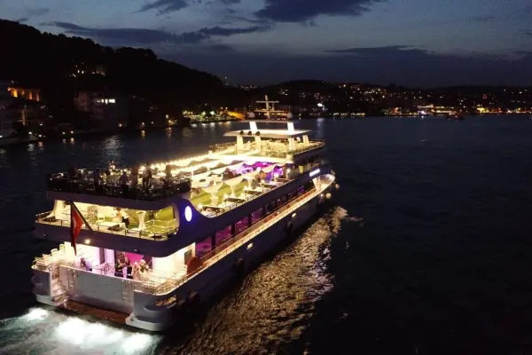 Teknede Şirket Yemeği ve İstanbul Boğazı