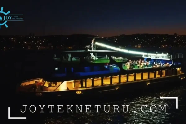 Lüks Teknede Şirket Yemeği