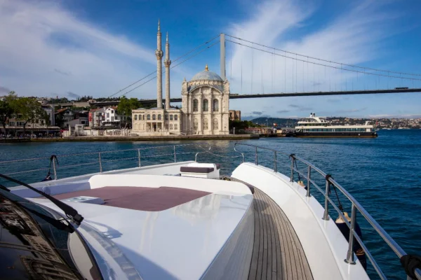 600 Kişilik Teknede Şirket Yemeği