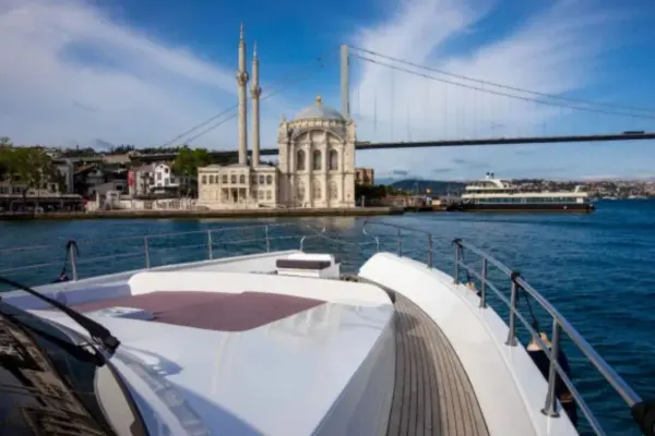 Teknede Yemekli Davet
