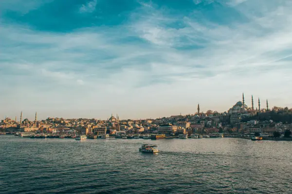 Günlük Tekne Turunda Ne Giyilir? Boğaz Keyfi İçin Kıyafet Rehberi