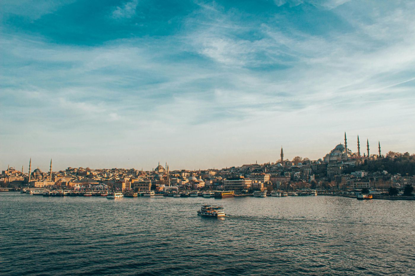 Günlük Tekne Turunda Ne Giyilir? Boğaz Keyfi İçin Kıyafet Rehberi